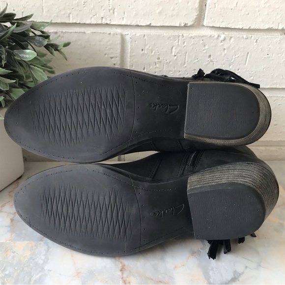 Clarks Gelata Flora Black Fringe Ankle Boots Leather Women's Size 8.5 - Picture 11 of 12